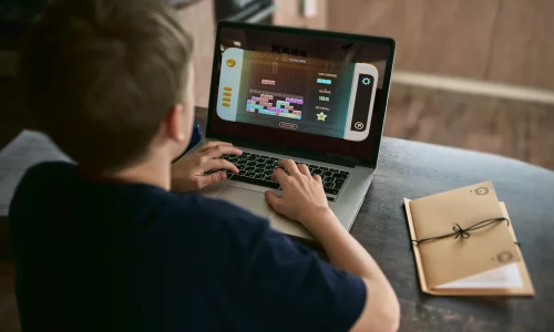 Niño jugando Typemission